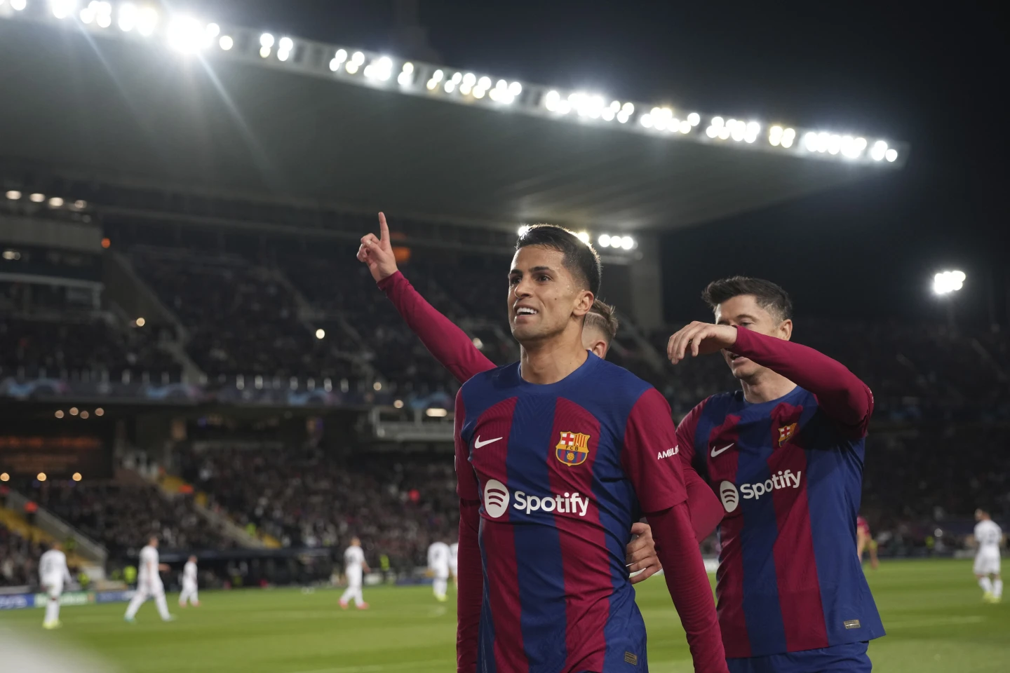 Barcelona back in Champions League quarterfinals after 31 win over