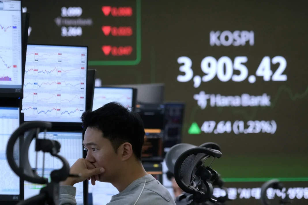 World shares mostly advance as tech stocks rebound from sell-offs, while oil prices slip World shares mostly advance as tech stocks rebound from sell-offs, while oil prices slip