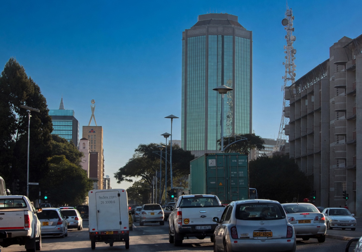 Zimbabwe Banks Clash with Central Bank as High Interest Rates Stall Credit Growth and Economic Recovery