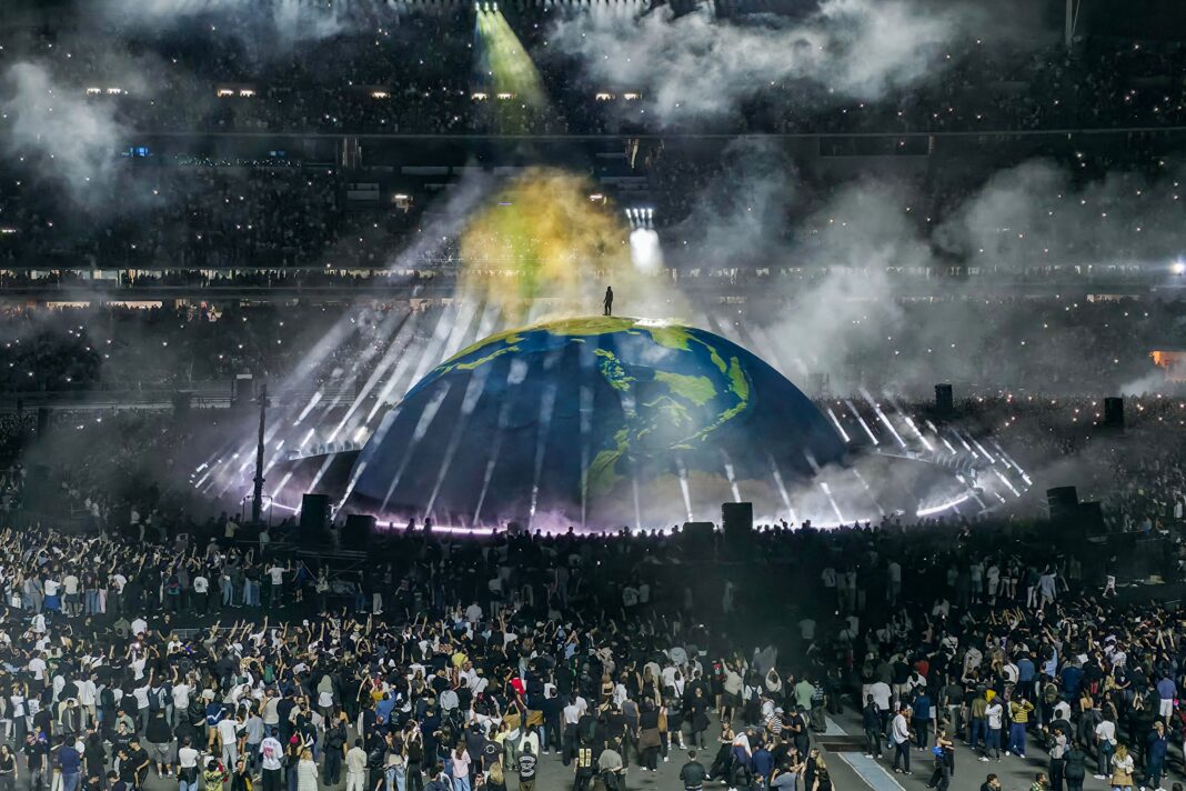 Kanye West Draws Record Crowd of 118,000 at Historic Istanbul Concert Kanye West Draws Record Crowd of 118,000 at Historic Istanbul Concert
