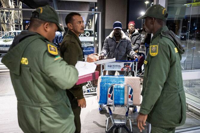 Nigerians fleeing xenophobic attacks in South Africa head home Nigerians fleeing xenophobic attacks in South Africa head home