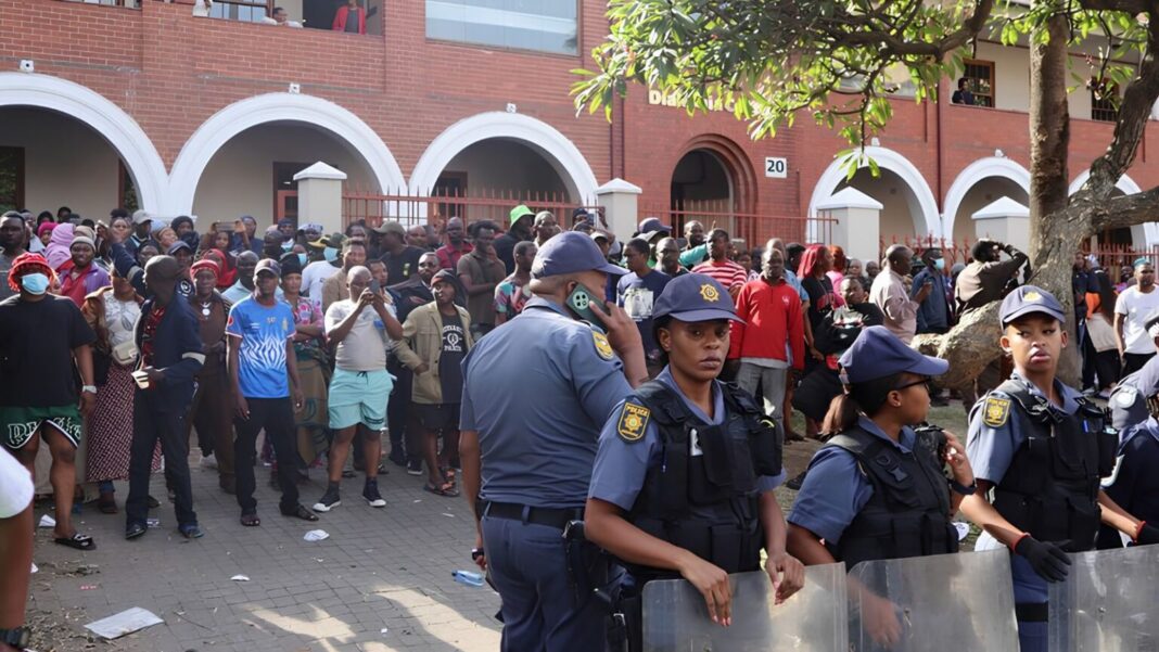 Over 880,000 people flooding to South Africa Over 880,000 people flooding to South Africa