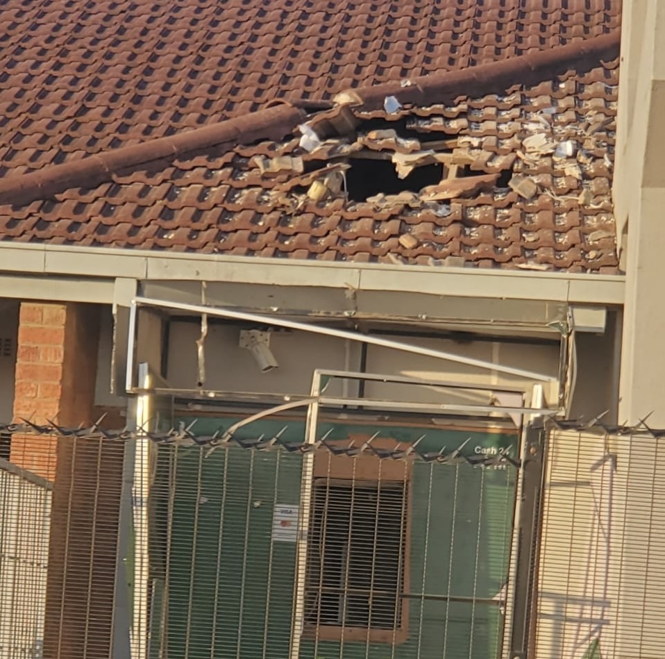 Robbers enter through the roof in raid on ZB bank in Gutu Robbers enter through the roof in raid on ZB bank in Gutu