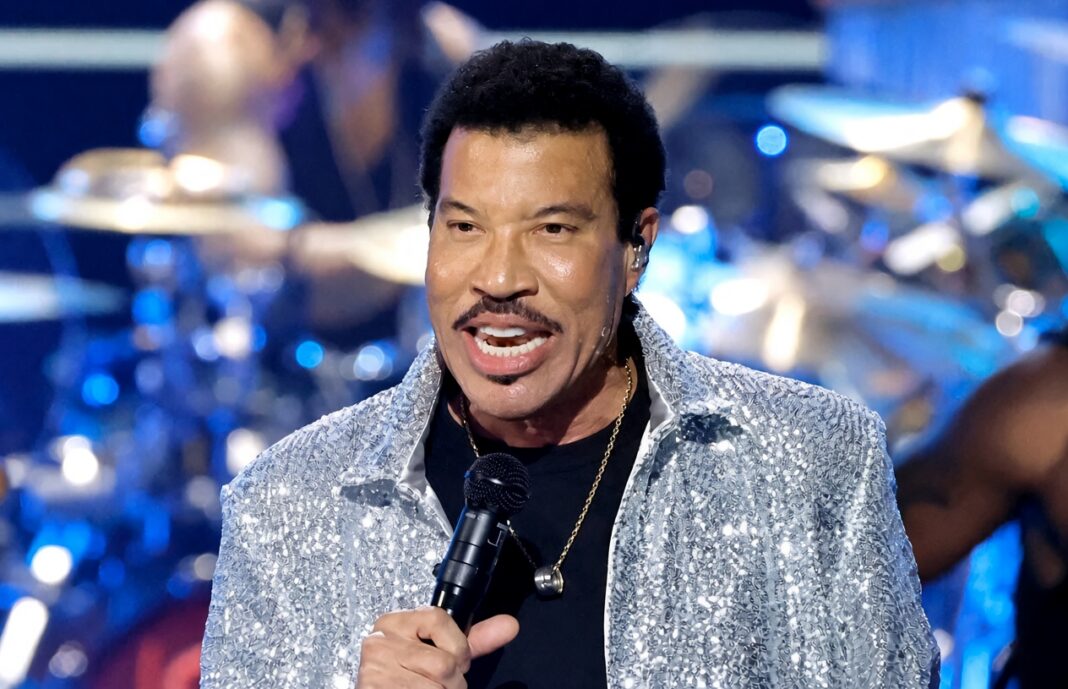 Lionel Richie hospitalized un ICU after St. Louis concert Lionel Richie hospitalized un ICU after St. Louis concert